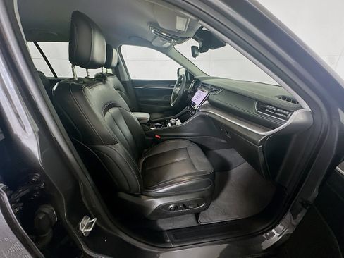 Used 2023 Jeep Grand Cherokee L Limited w/ Black Appearance Package image 34