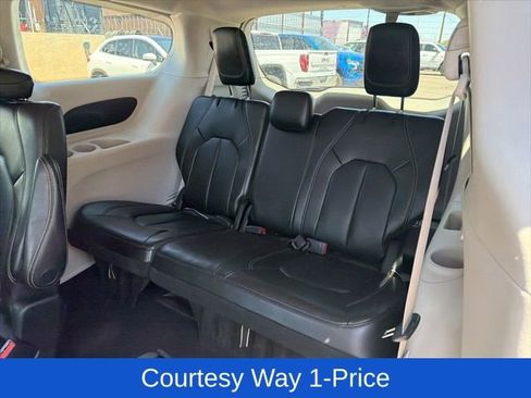 Used 2023 Chrysler Pacifica Touring-L FWD image 12