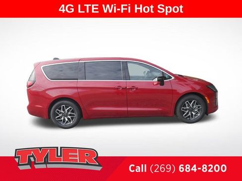 New 2027 Chrysler Pacifica Limited FWD image 9