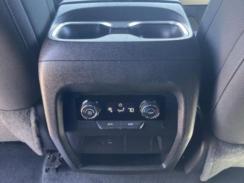 Used 2025 Chevrolet Traverse LT FWD image 25