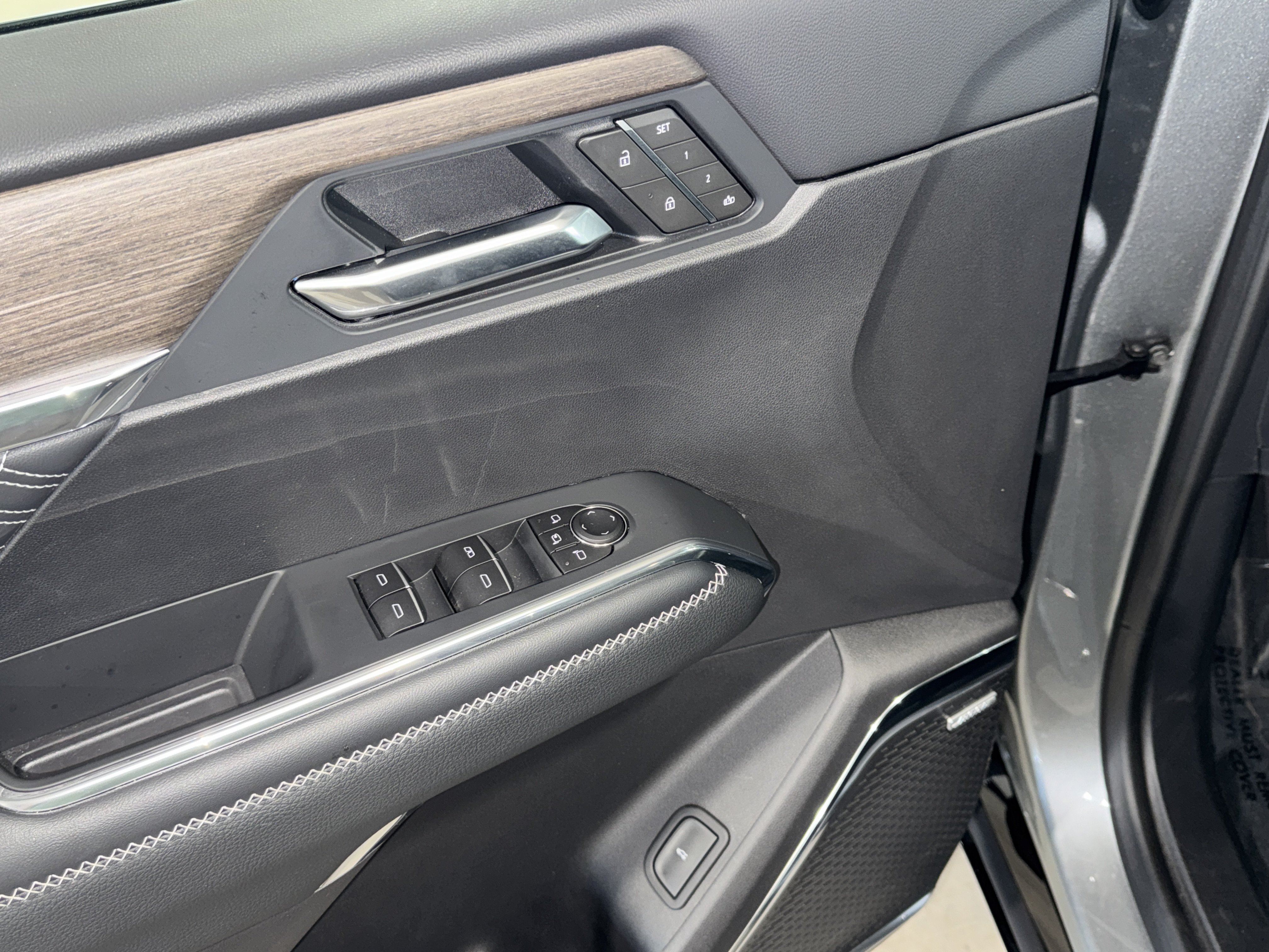Used 2025 GMC Acadia Denali FWD image 19
