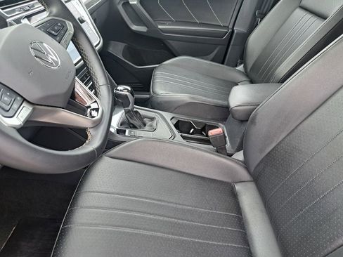 Used 2024 Volkswagen Tiguan SE FWD image 18