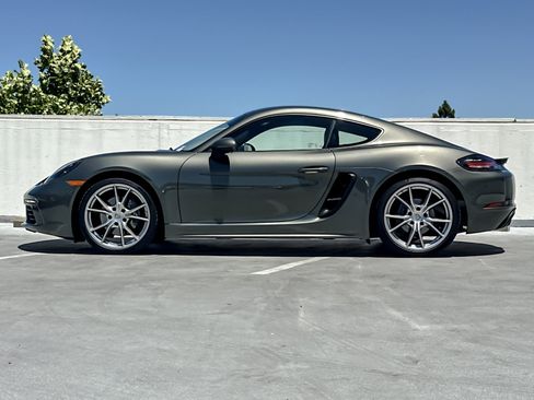 Used 2021 Porsche 718 Cayman RWD image 2
