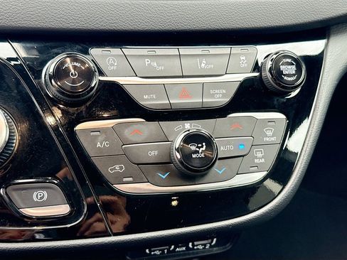 Used 2025 Chrysler Pacifica Select FWD image 17