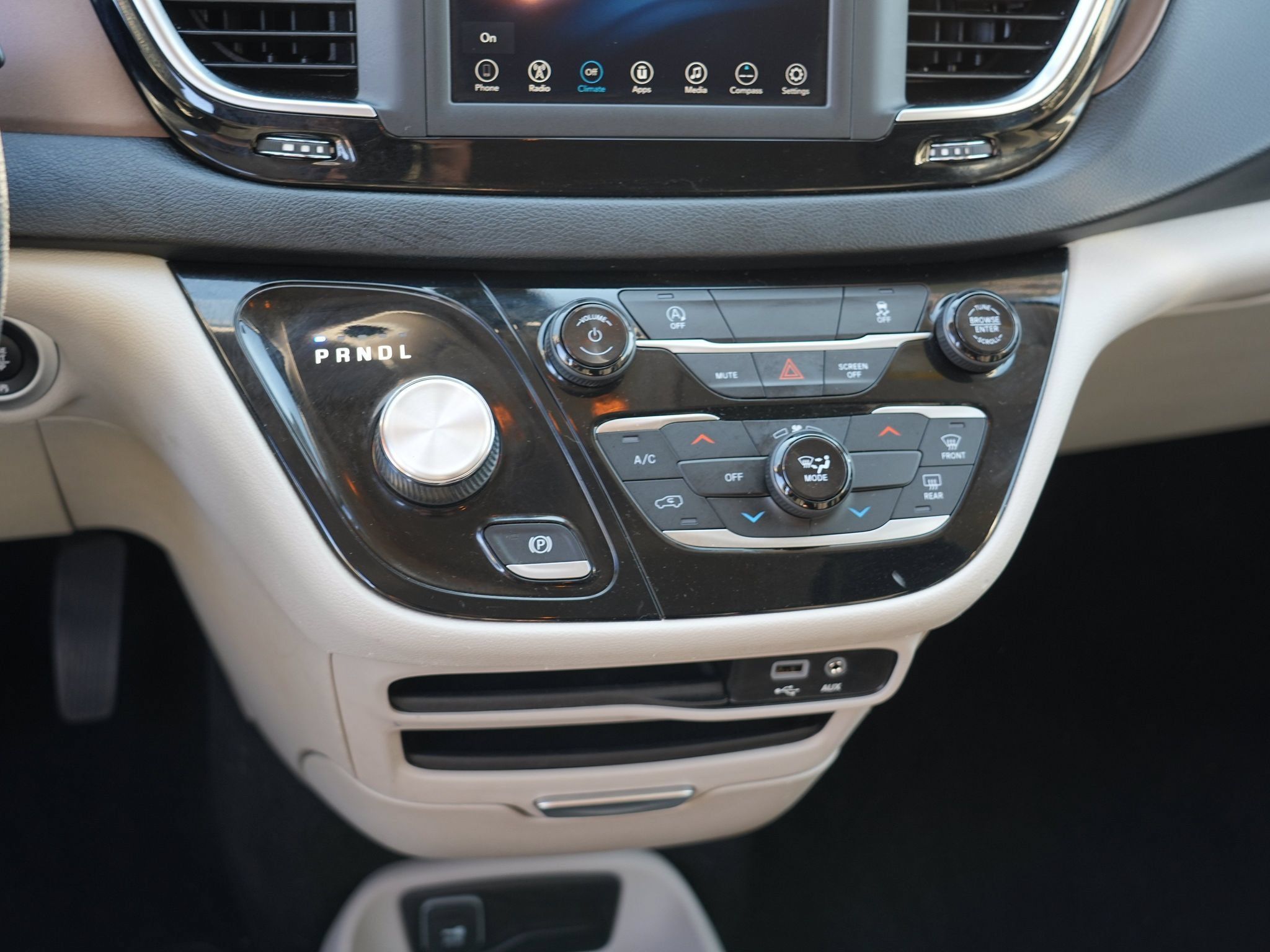 Used 2020 Chrysler Voyager L FWD image 23