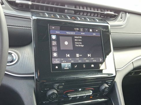 Used 2024 Jeep Grand Cherokee Laredo image 28