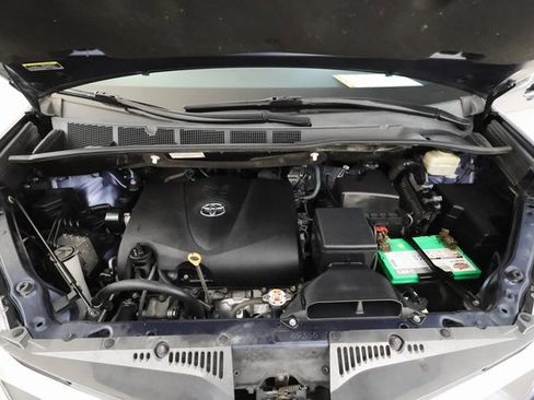 Used 2018 Toyota Sienna XLE w/ Carpet Mat Package image 5