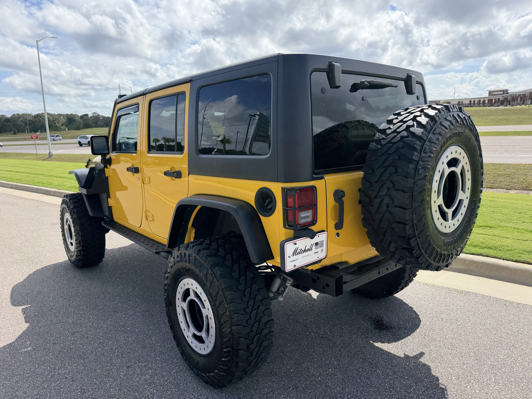 Used 2015 Jeep Wrangler Unlimited Rubicon w/ Dual Top Group AWD/4WD image 10