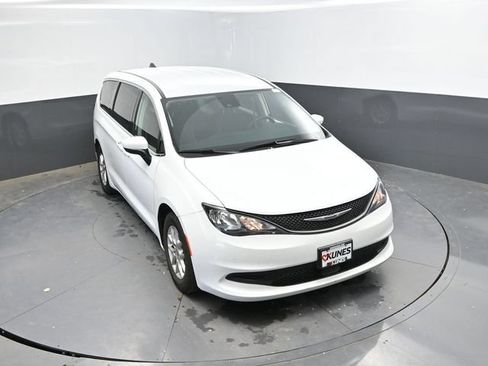 Used 2023 Chrysler Voyager LX FWD image 40