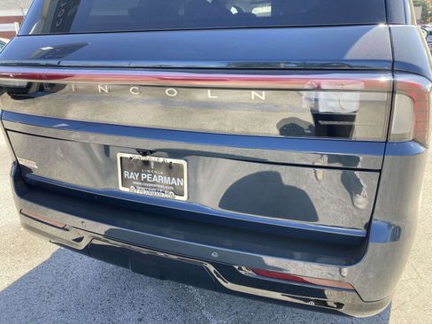 New 2025 Lincoln Navigator Reserve image 4