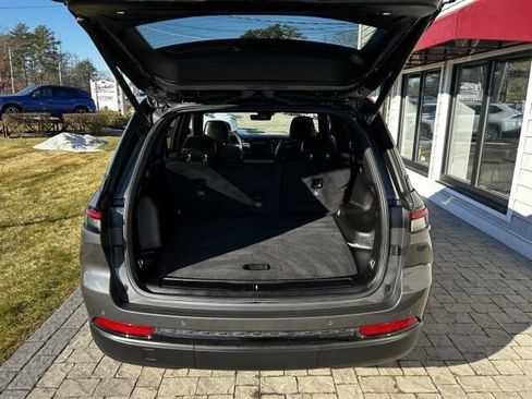 Used 2025 Jeep Grand Cherokee Altitude image 8