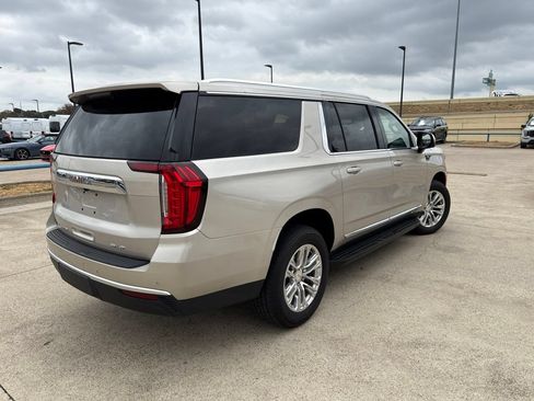 Used 2023 GMC Yukon XL SLT w/ SLT Luxury Package AWD/4WD image 11