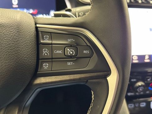 Used 2024 Jeep Grand Cherokee Limited image 13