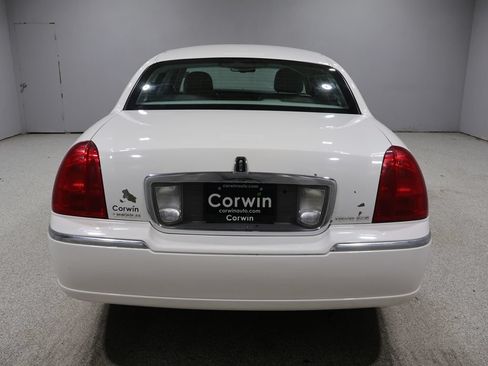 Used 2006 Lincoln Town Car Signature RWD image 3