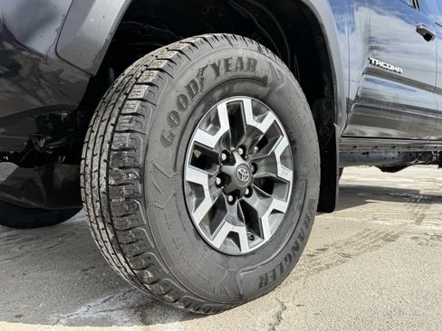 Used 2019 Toyota Tacoma TRD Off-Road w/ Technology Package image 10