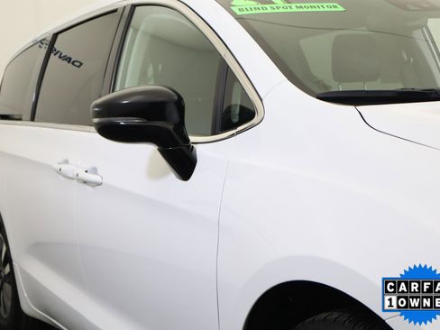 Used 2024 Chrysler Pacifica Select image 3