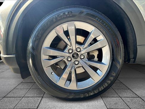 Used 2022 Ford Explorer XLT w/ Equipment Group 202A image 8