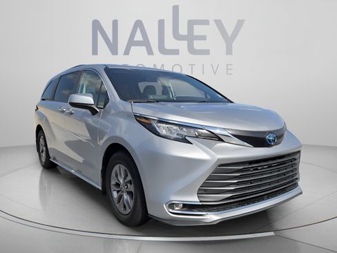 Used 2023 Toyota Sienna XLE w/ XLE Plus Package FWD image 7