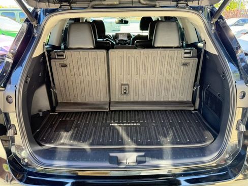 Used 2021 Toyota Highlander XLE AWD/4WD image 37