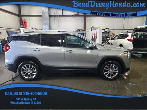 Used 2024 GMC Terrain SLT image 1