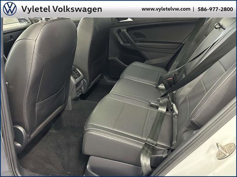 Used 2021 Volkswagen Tiguan SE R-Line image 13