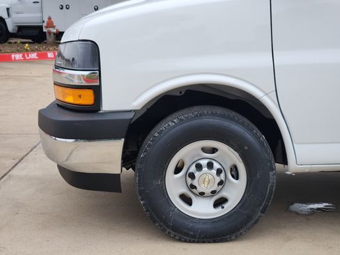 New 2025 Chevrolet Express 3500 LS w/ Chrome Appearance Package image 9