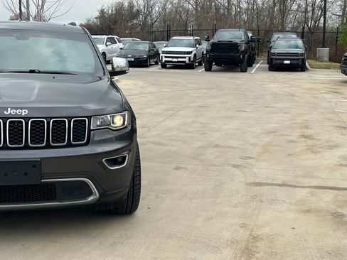 Used 2020 Jeep Grand Cherokee Limited image 3