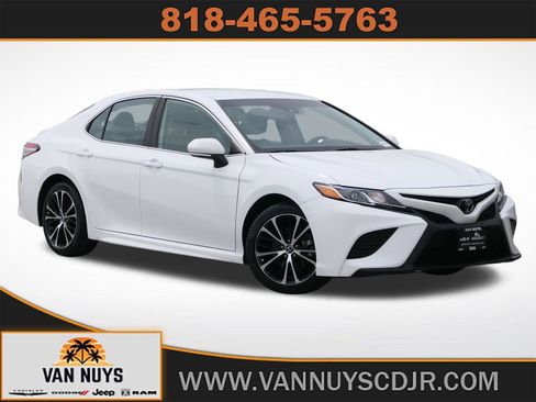 Used 2018 Toyota Camry SE image 1