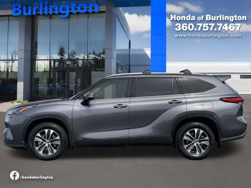 Used 2022 Toyota Highlander XLE AWD/4WD image 3