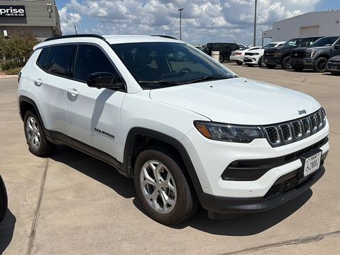 Used 2024 Jeep Compass Latitude w/ Convenience Group AWD/4WD image 1