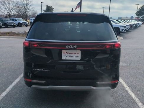 Used 2022 Kia Carnival LX image 5