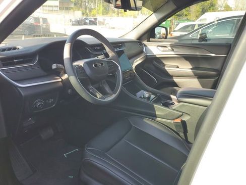 Used 2025 Jeep Grand Cherokee Limited w/ Luxury Tech Group II image 10