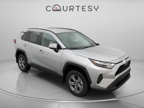 Used 2025 Toyota RAV4 XLE FWD image 16