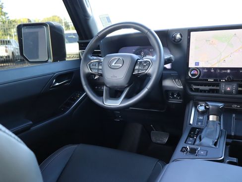 Used 2025 Lexus GX 550 w/ Accessory Package (2T) AWD/4WD image 15