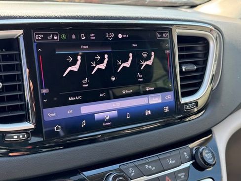 Used 2023 Chrysler Pacifica Touring-L FWD image 21