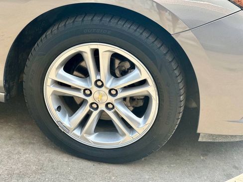 Used 2017 Chevrolet Cruze LT FWD image 4