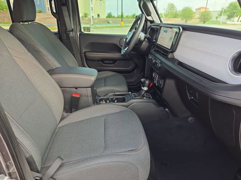Used 2025 Jeep Wrangler Sahara image 31