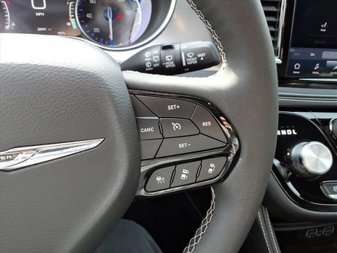 Used 2025 Chrysler Pacifica Limited FWD image 22