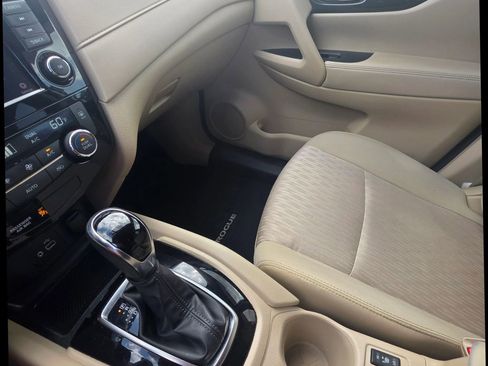 Used 2018 Nissan Rogue SV image 17