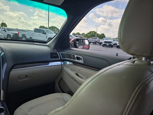 Used 2018 Ford Explorer Limited w/ Equipment Group 301A FWD image 11