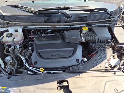 Used 2024 Chrysler Pacifica Touring-L FWD image 31