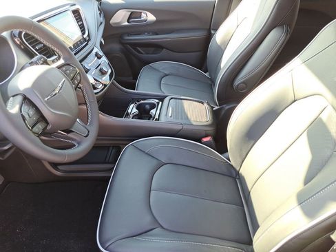 New 2026 Chrysler Pacifica Limited image 16