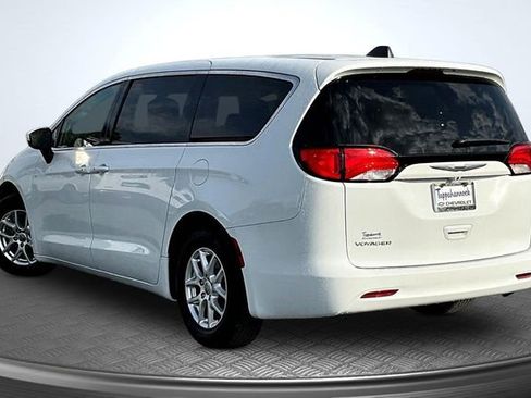 Used 2022 Chrysler Voyager LX FWD image 4