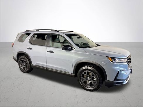 Certified 2025 Honda Pilot TrailSport image 5