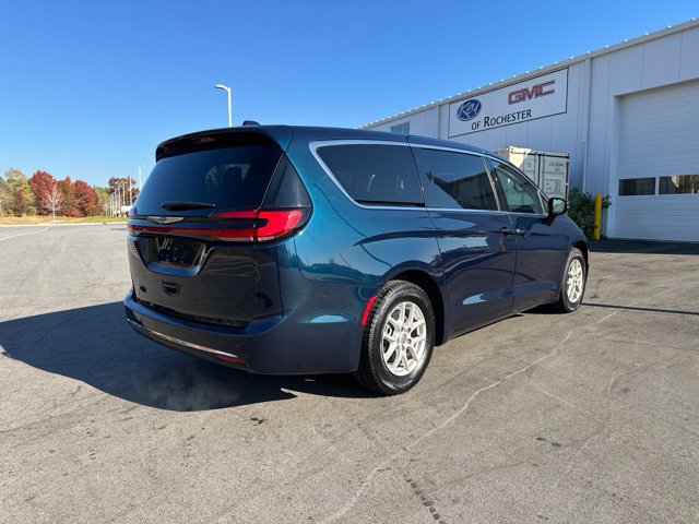 Used 2024 Chrysler Pacifica Touring-L FWD image 5