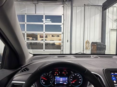 Used 2023 Chevrolet Equinox LT FWD image 9