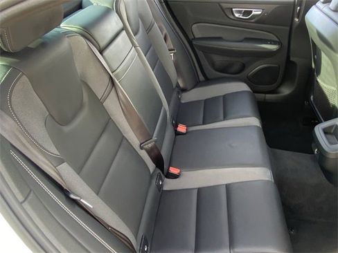 Used 2019 Volvo S60 T5 R-Design image 15