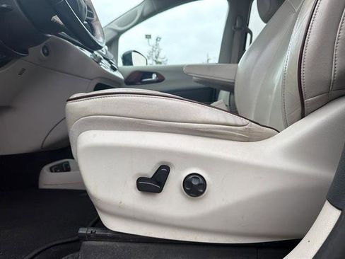 Used 2019 Chrysler Pacifica Limited image 38
