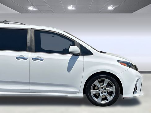 Used 2019 Toyota Sienna SE FWD image 34