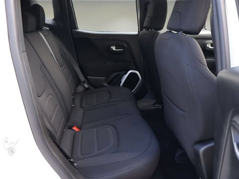 Used 2018 Jeep Renegade Latitude FWD image 17